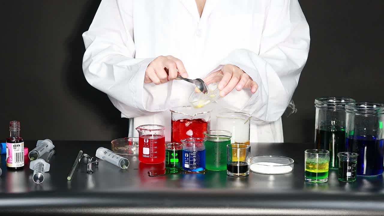 científico realizando un experimento con líquidos de colores