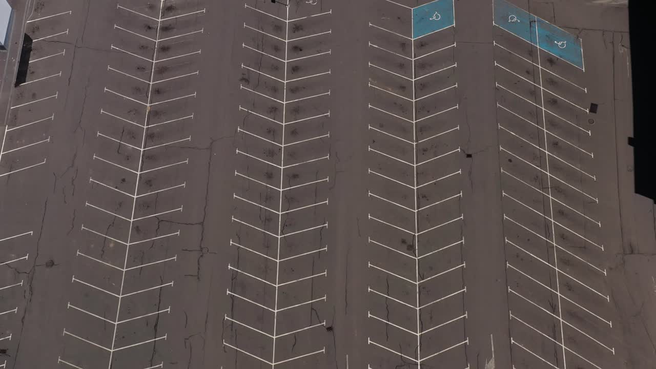 toma aérea de drones del estacionamiento vacío de un supermercado debido a la pandemia del virus de la corona