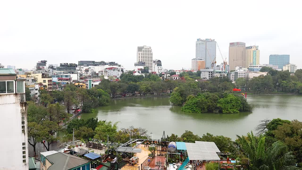 vista panorámica del lago y el paisaje urbano