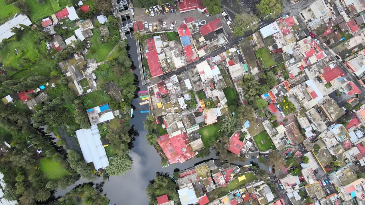 운하 물에 구름이 반사된 소치밀코 운하의 절정