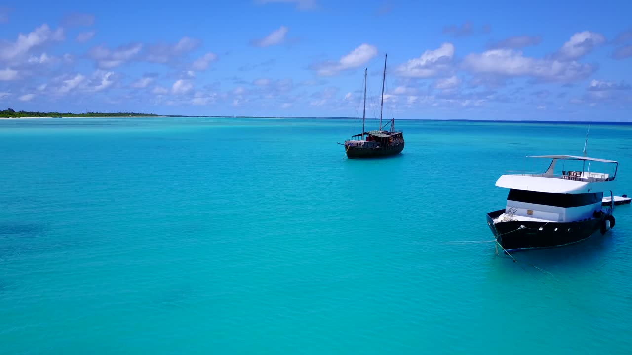 antiguo y nuevo, moderno yate de lujo y antiguo barco de madera en maldivas