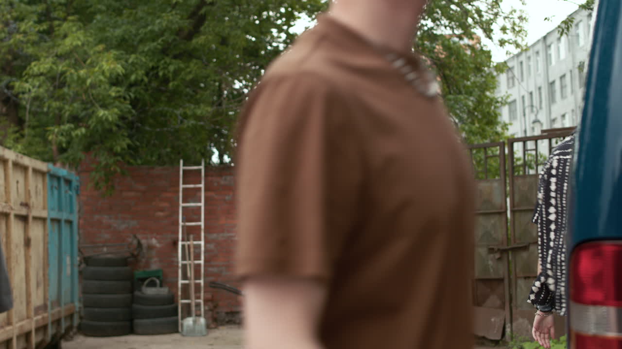 gente hablando fuera de la furgoneta.