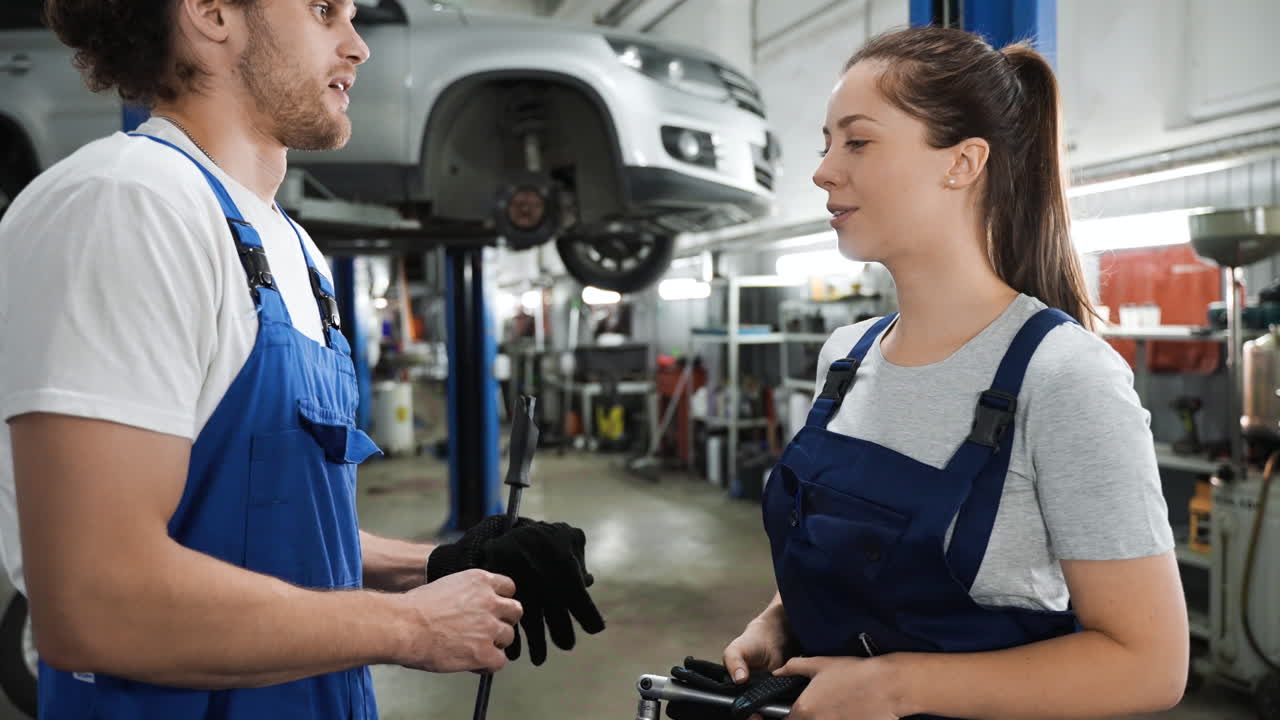 compañeros de trabajo en el taller