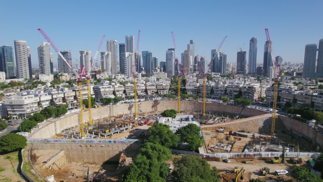 proyecto de la plaza de la gran ciudad en construcción - levantándose amplia toma aérea