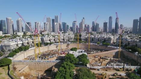 proyecto de la plaza de la gran ciudad en construcción - levantándose amplia toma aérea