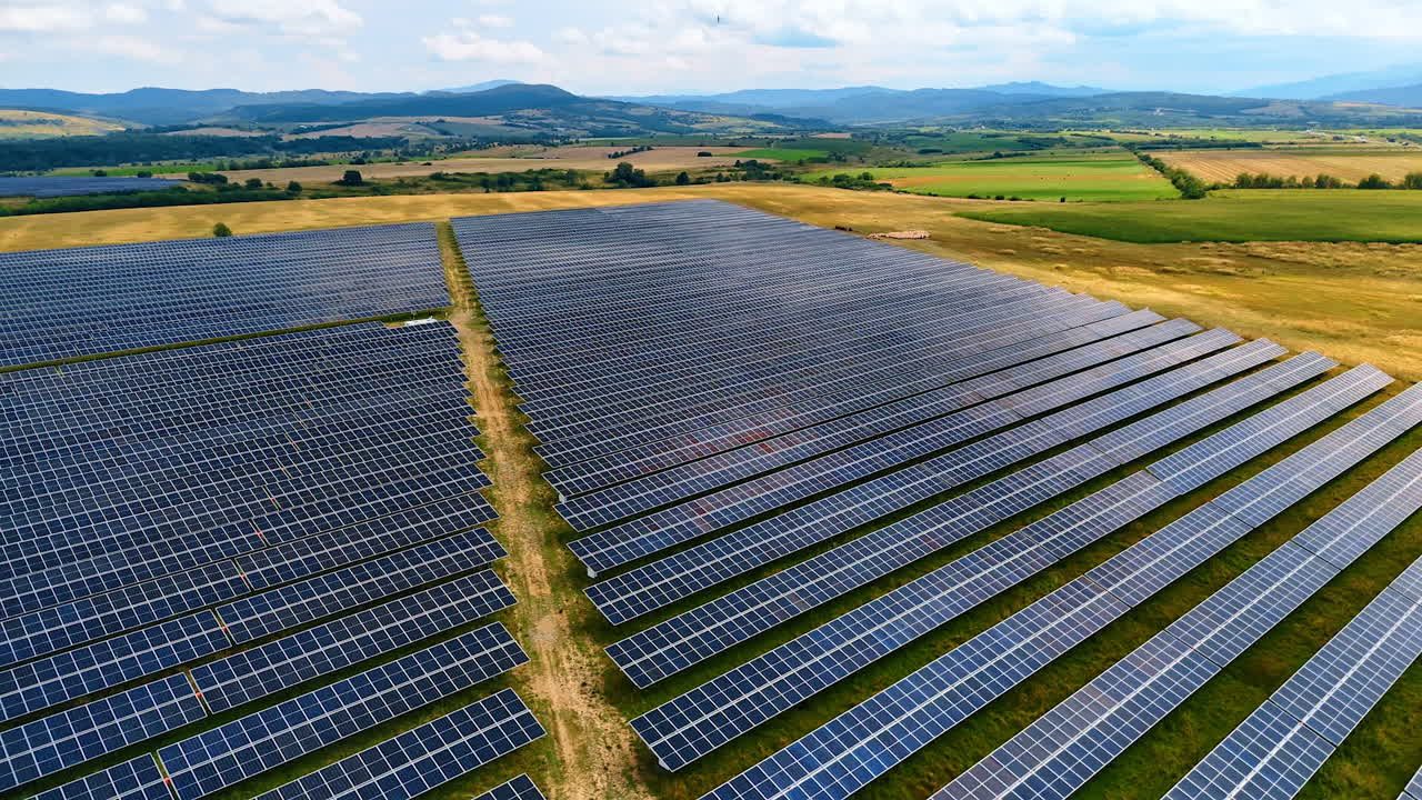 Solcellepaneler i landligt landskab. Luftfoto af solcellepaneler placeret i et grønt landligt landskab, der producerer vedvarende energi