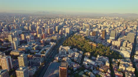 Drone-Aéreo-Panorámico-Sobre-El-Cerro-Santa-Lucía,-Paisaje-Urbano-Del-Centro-Principal-De-Santiago,-Chile-Chiloé-4k