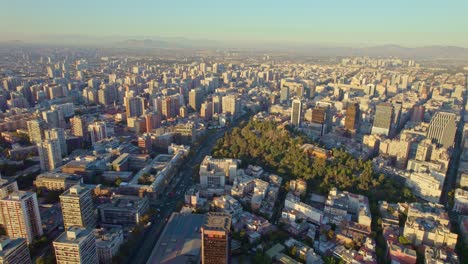 drone aéreo panorámico sobre la colina de santa lucía, el centro principal de santiago, el paisaje urbano de chile, chiloe 4k