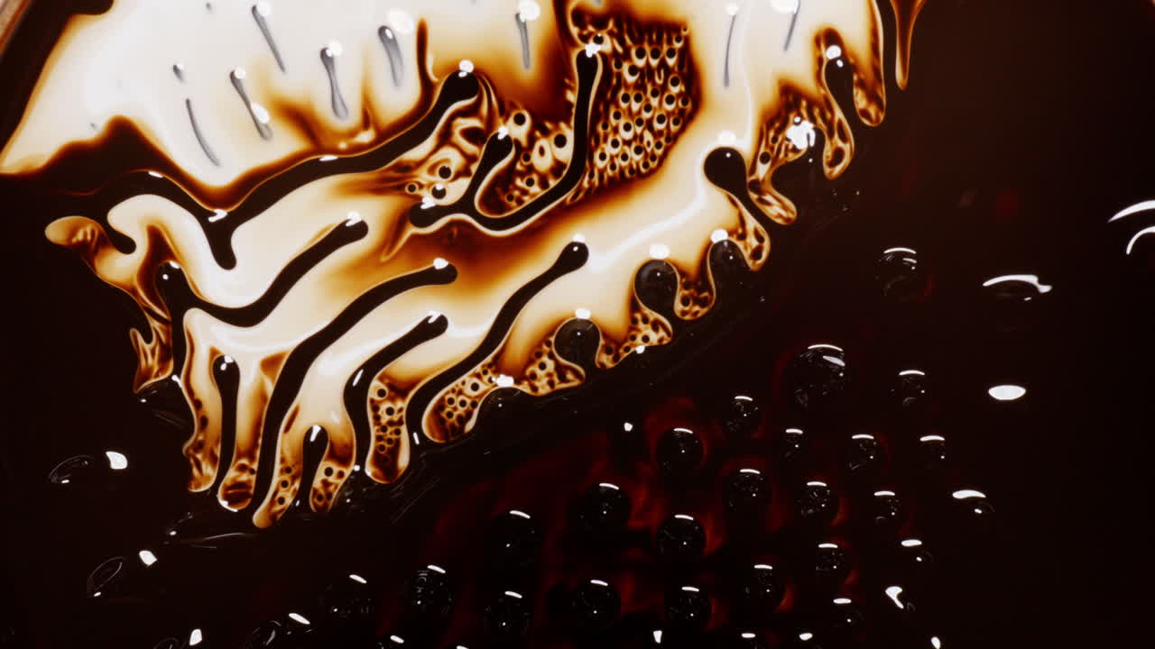 O fluxo de fluido ferromagnético sobre um plano de fundo abstrato forma padrões orgânicos complexos em movimento – Close Up