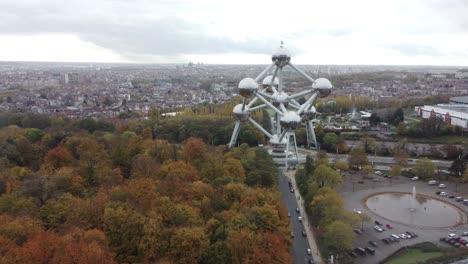 Vista-Aérea-Del-Atomium-En-Bruselas,-Hito-Moderno-En-La-Capital-De-La-Ciudad-De-Bélgica,-Europa