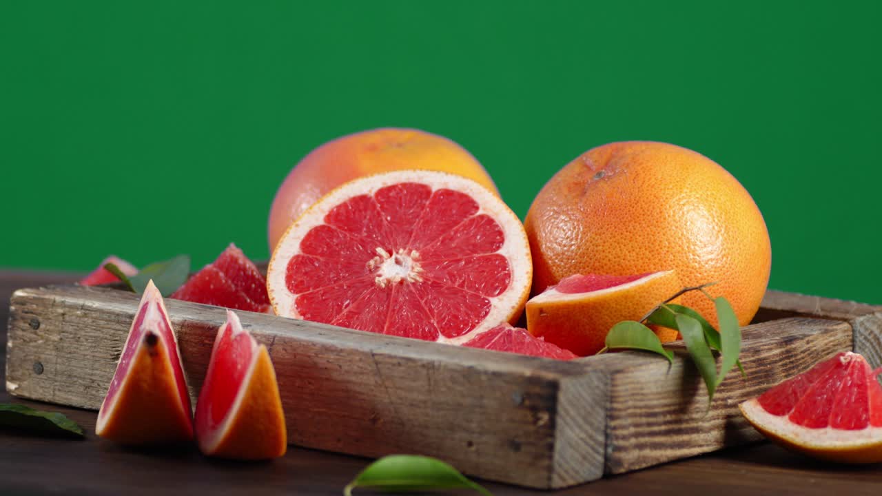 Pompelmo fresco con foglie su un vassoio ruota lentamente