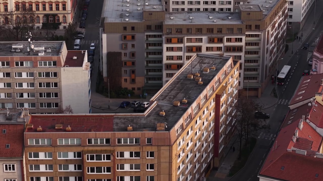 Toma de dron de edificios residenciales en el distrito de Zizkov, Praga, República Checa.