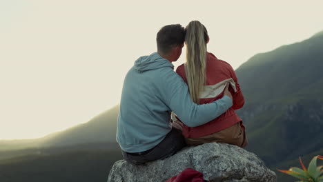 senderismo, vista de la montaña y pareja relajarse