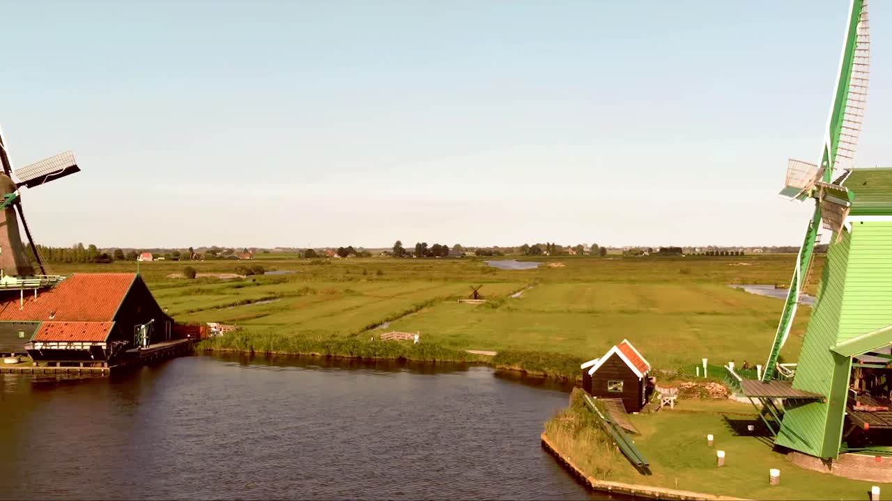 화창한 오후, 네덜란드의 잔세스칸스 풍차의 탁 트인 전망