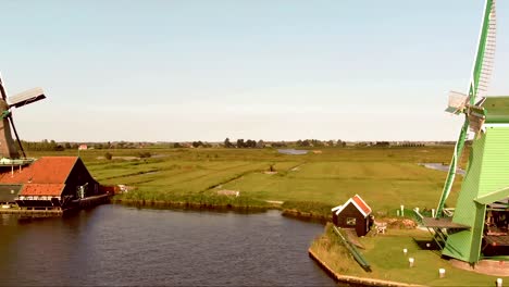 Panorámica-De-Los-Molinos-De-Viento-De-Zaanse-Schans-En-Una-Tarde-Soleada,-Países-Bajos