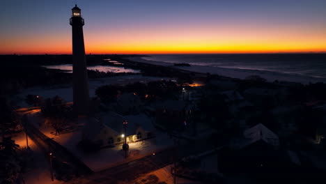 torre del faro en la noche