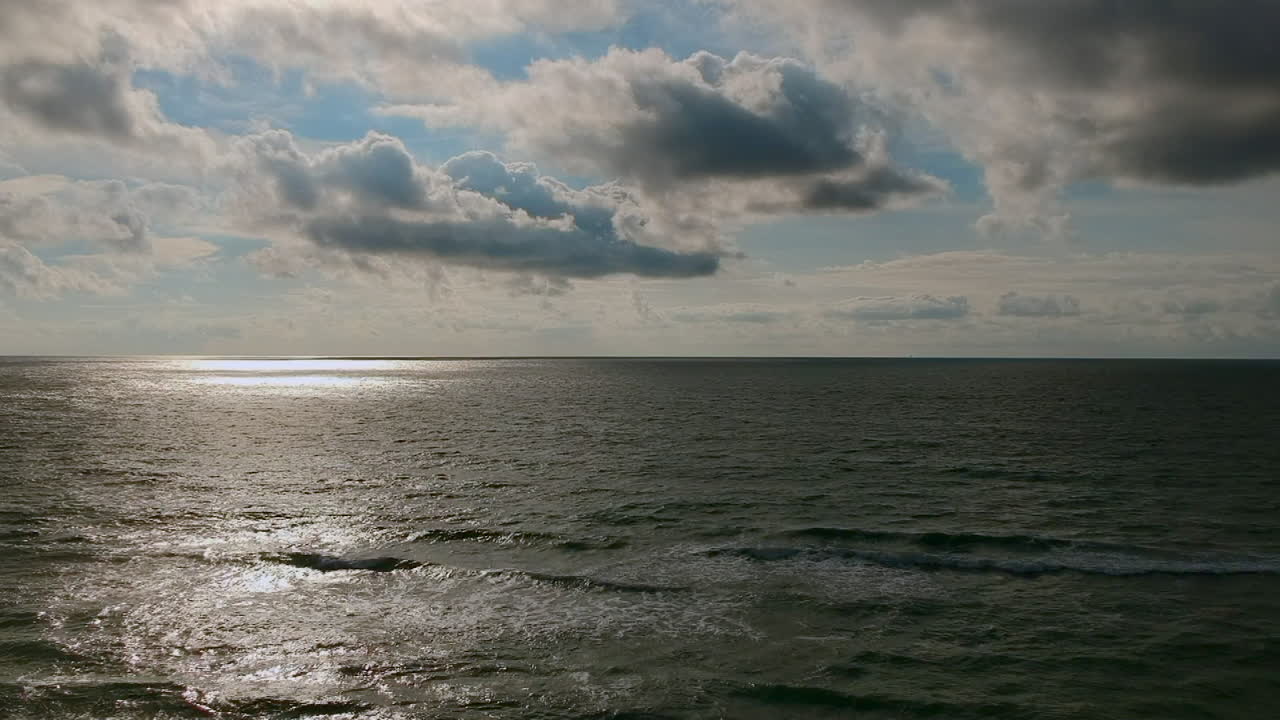 Mattinata rilassante sulla spiaggia osservando l'oceano con un drone