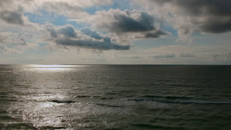 mañana relajante en la playa mirando el océano con un dron
