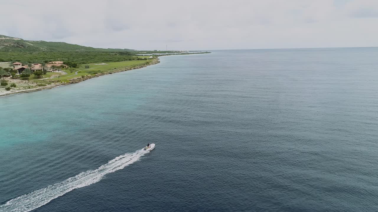 barco en la playa de santa barbara en la isla caribeña holandesa de curaçao, ubicada en el sureste de la isla