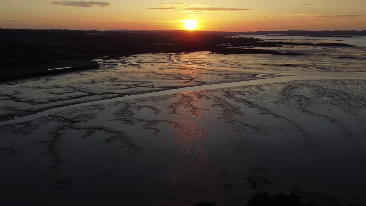 여름에 메드웨이 강을 따라 내려가는 아름다운 일몰