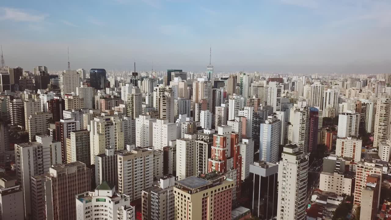 disparo aéreo descendente del centro de la ciudad de sao paulo con importantes puntos de referencia y edificios