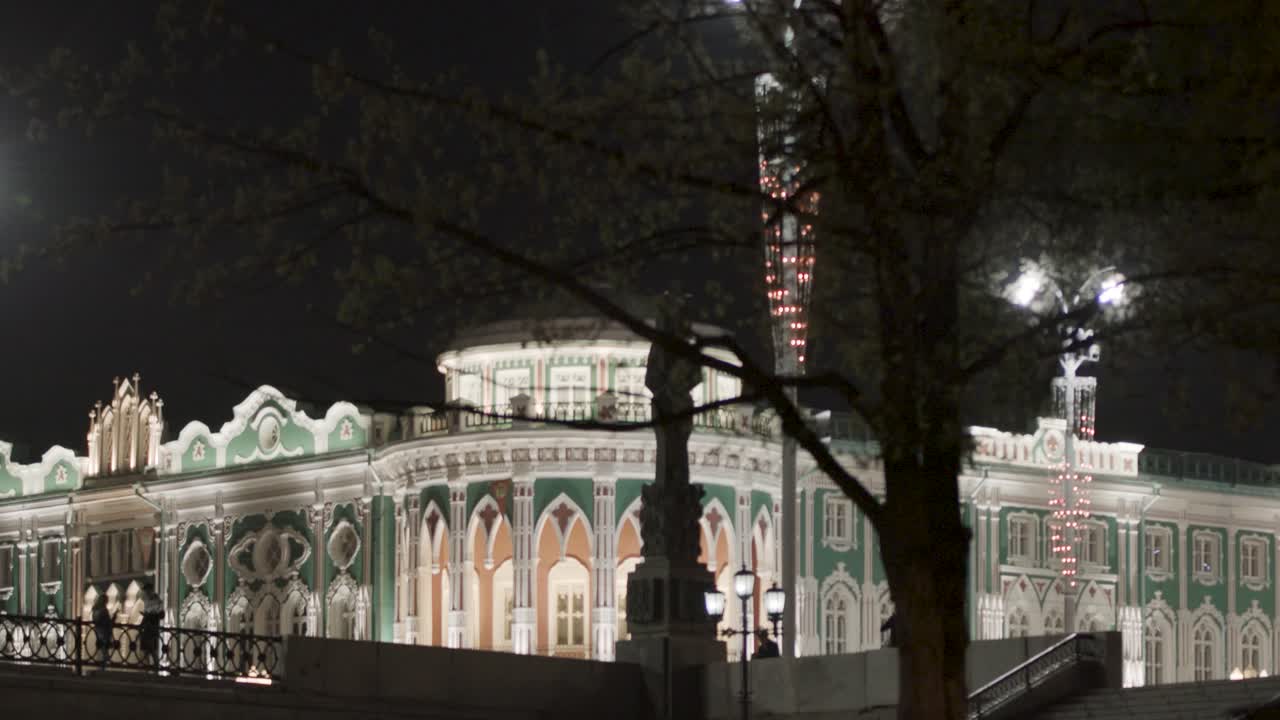 유럽 도시 에서 밤 에 역사적 인 건물