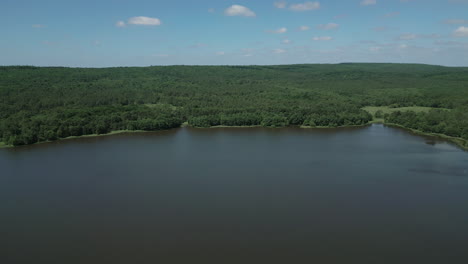 Teich-Im-Wald-Von-Paimpont,-Bretagne-In-Frankreich