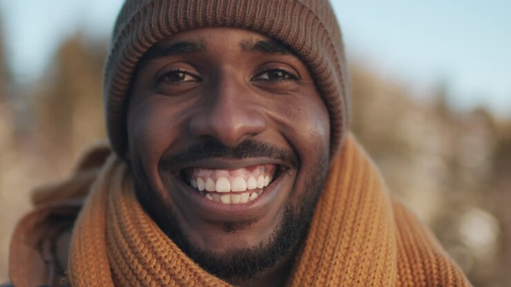 Homme heureux en vêtements d'hiver