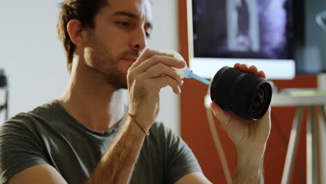 fotógrafo masculino limpiando la lente de la cámara 4k