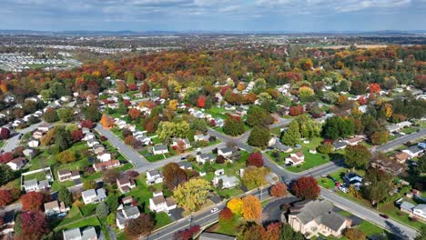 Amerikanisches-Vorortviertel-Mit-Bunten-Herbstbäumen