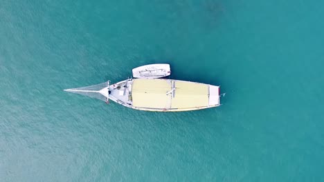 vista desde arriba de un gran velero en el mar mediterráneo en el medio del océano y lejos de cualquier civilización en un día soleado y caluroso de verano