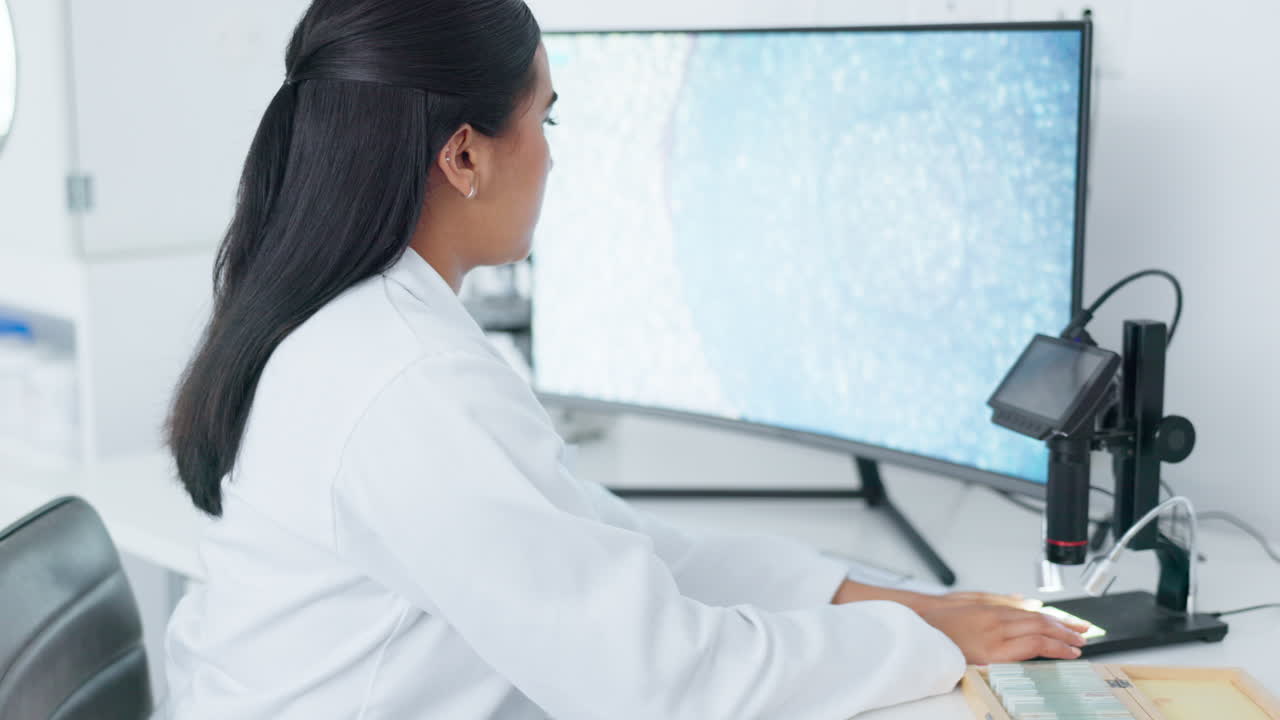 científico de laboratorio que examina el virus de la viruela del mono