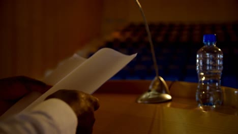 un empresario afroamericano practicando el discurso en un auditorio vacío de 4k.