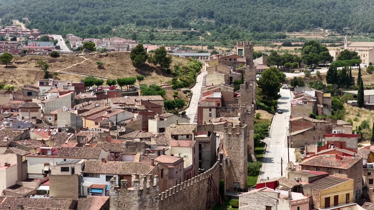 Vista aérea de un casco antiguo histórico con muralla defensiva y torre