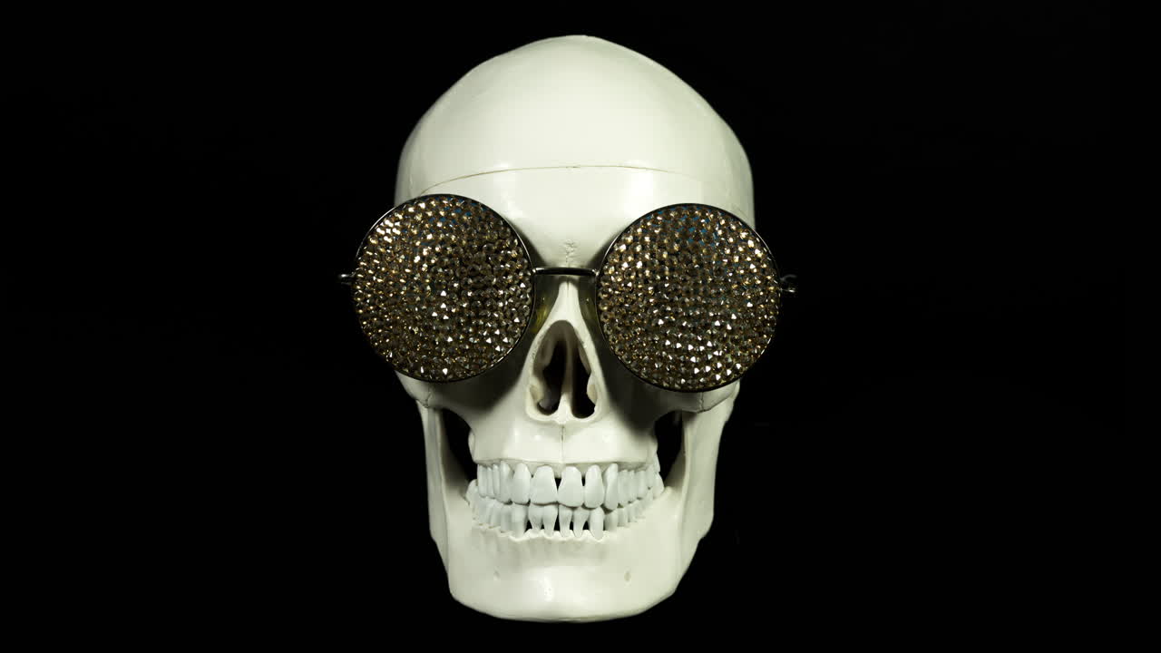 cranio umano con occhiali da sole