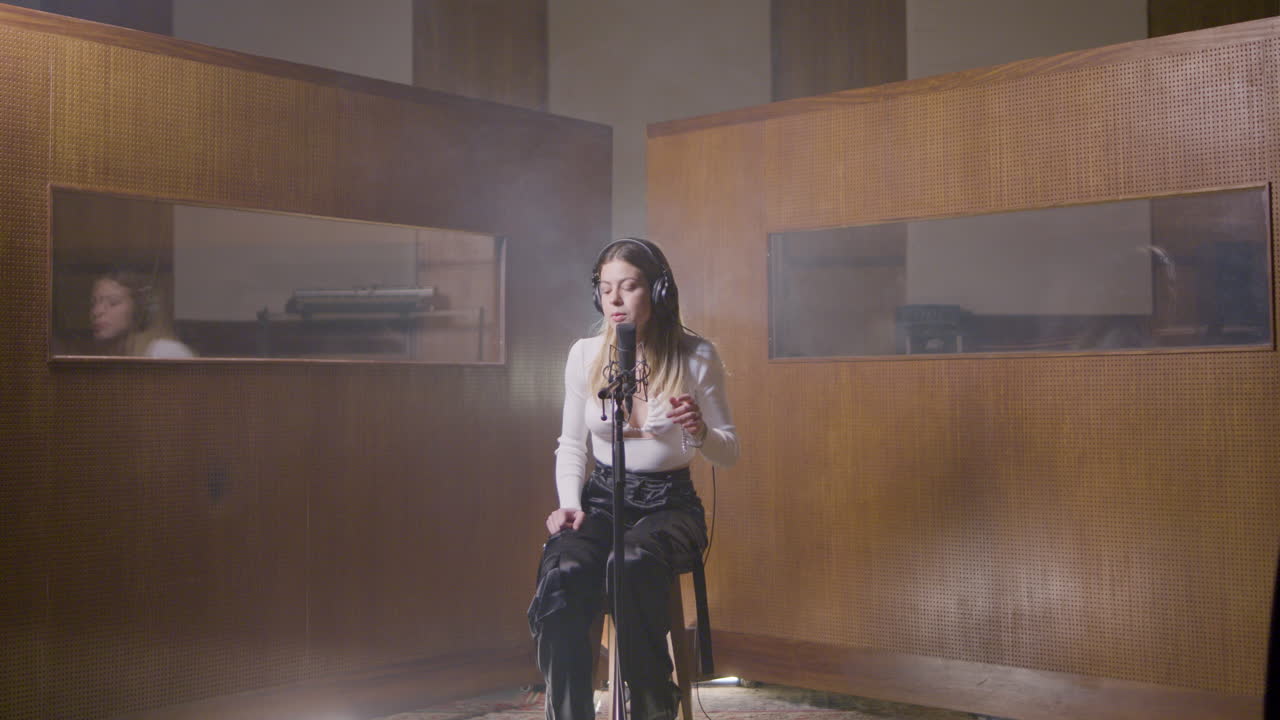 hermosa cantante que trabaja en un estudio de música