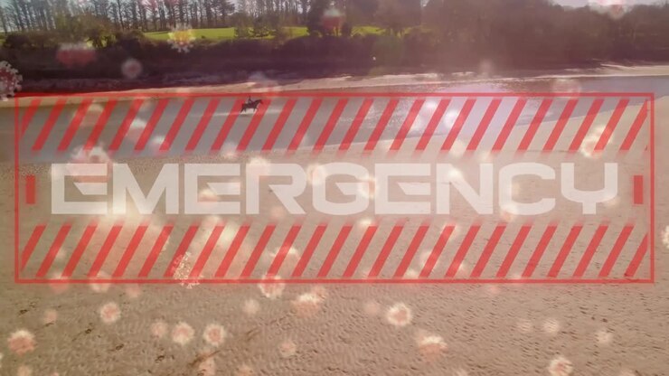Video composito digitale di cellule Covid-19 in movimento e della scritta 'emergenza' su sfondo di un uomo che cavalca un cavallo.