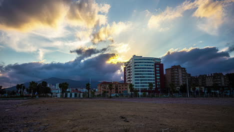 dramático lapso de tiempo de nubes sobre el hotel beach view en algeciras, españa