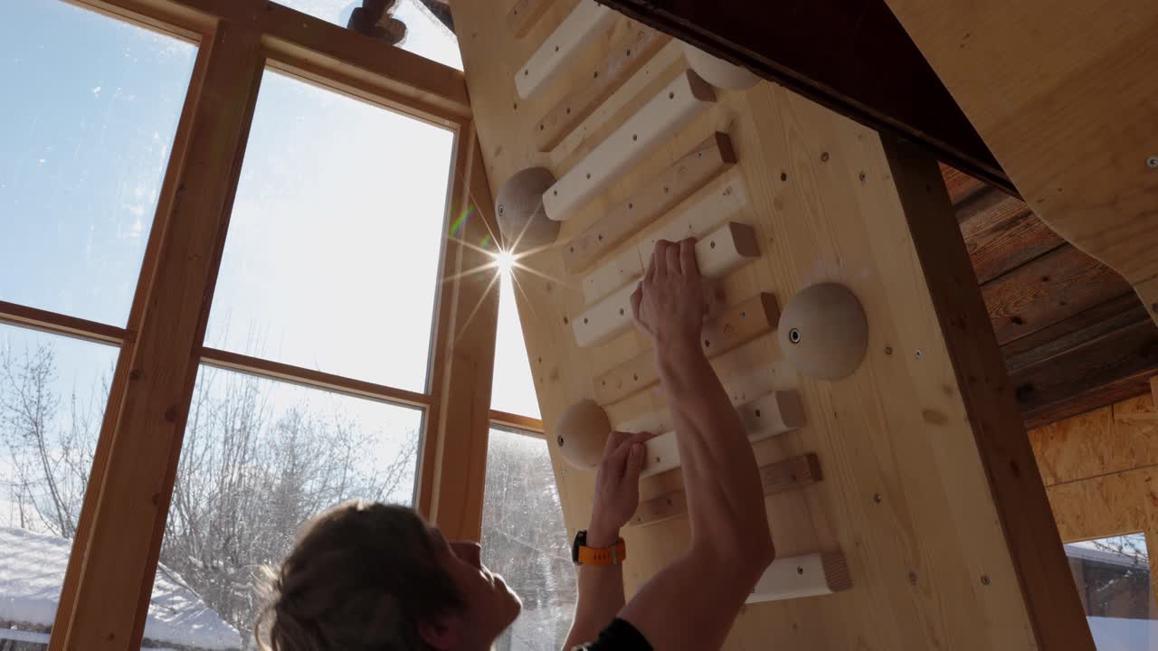 Allenamento di arrampicatore sulla Campusboard in inverno nella palestra di casa