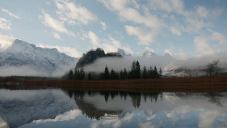 hermoso reflejo en un lago de montaña austriaco en invierno