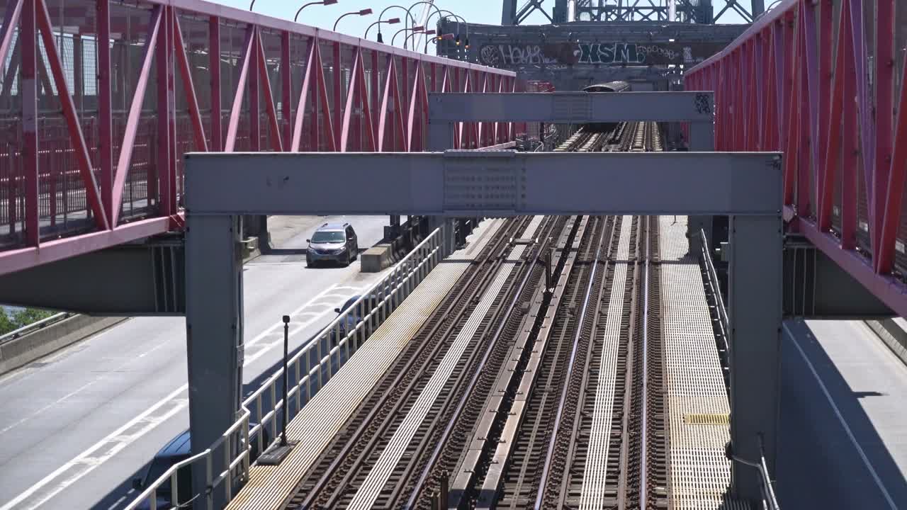 동쪽 강을 가로지르는 지하철 열차