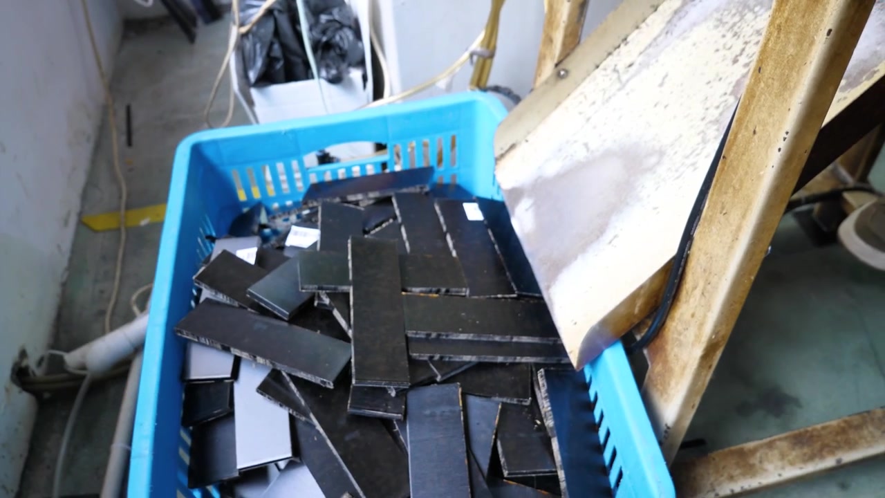 Kuttemaskin på PVC-plater i en brillefabrikk. Danyang, Jiangsu-provinsen, Kina