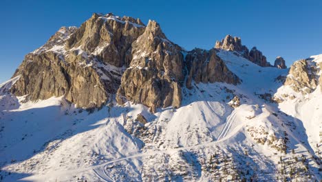 vista aérea del passo falzarego - un paso de alta montaña en la provincia de belluno en italia