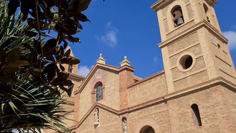 iglesia parroquial católica en el centro de torrevieja, españa