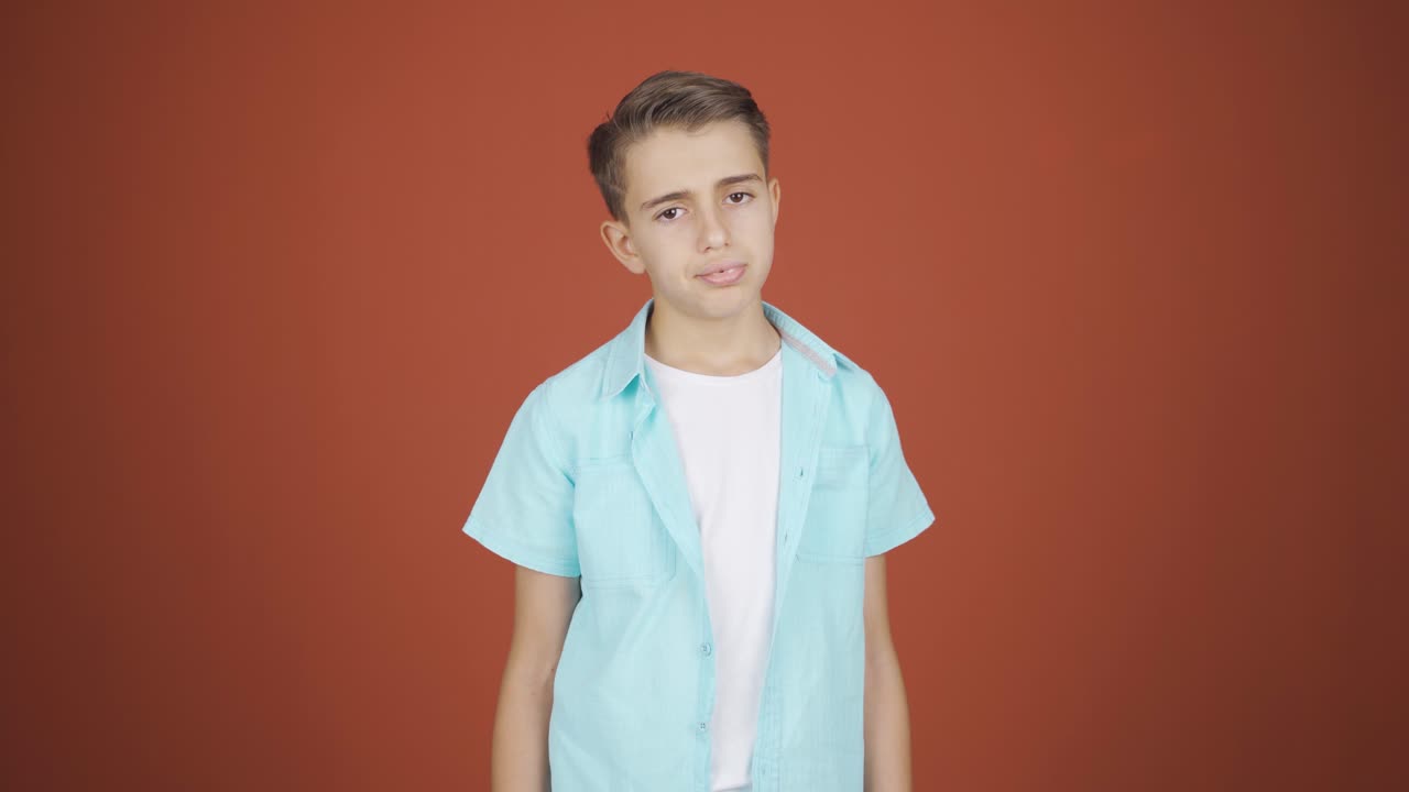 카메라를 향해 우울해 보이는 소년.