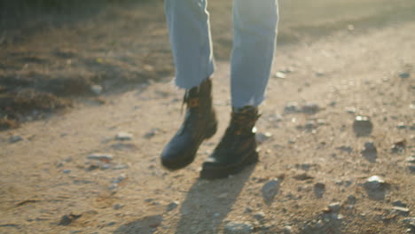 Unbekanntes-Mädchen-Geht-Auf-Der-Straße-In-Die-Landschaft,-Nahaufnahme.-Frau-Macht-Schritte-In-Der-Natur-Mit-Schuhen