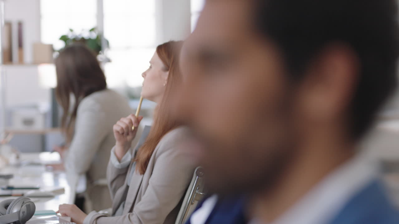 donna d'affari professionale che lavora in un ufficio moderno che fa brainstorming di idee per la strategia di pianificazione del progetto