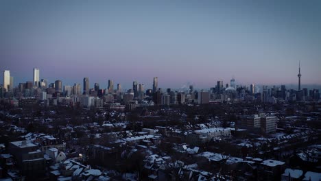 Toronto-Skyline-Während-Der-Blauen-Stunde.-4k-Luftaufnahme