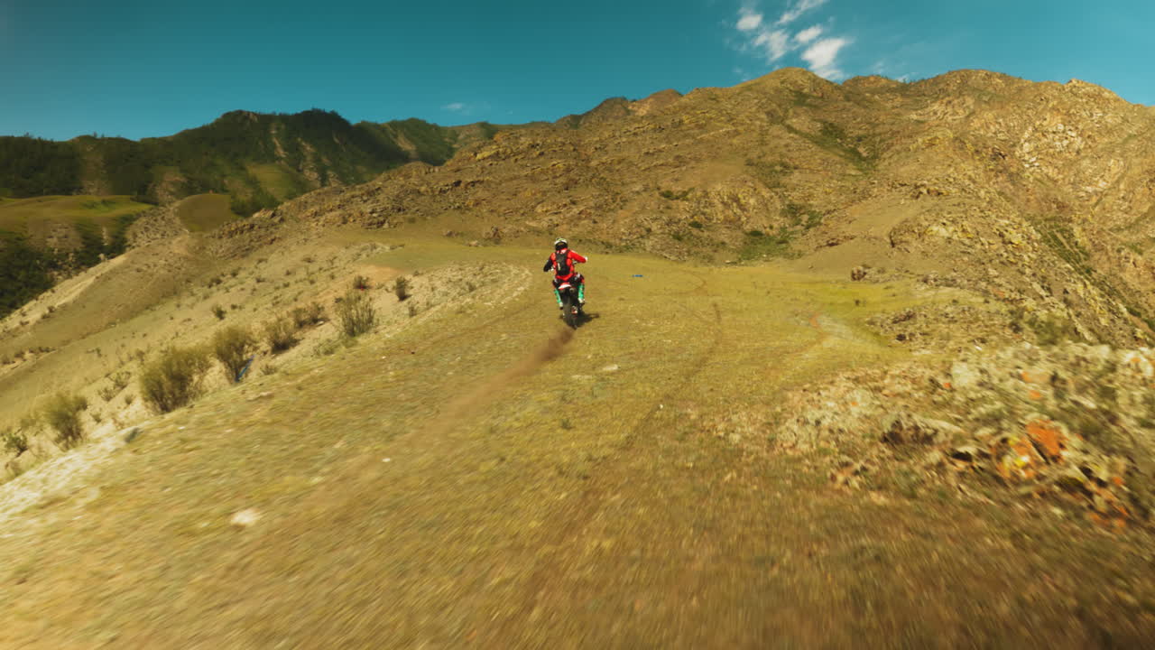 el deportista maniobra hábilmente la motocicleta. la moto lanza una nube de polvo como testimonio de la potencia y la agilidad requeridas en el mundo del motocross extremo.