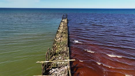 Einst-Gab-Es-Eine-Alte-Stelzenbrücke-Aus-Stein-Und-Holz,-Die-Zum-Meer-Führte